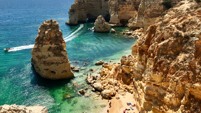Falésias douradas e mar cristalino fazem do Algarve um dos refúgios mais desejados da Europa, comenta Leonardo Rocha de Almeida Abreu.