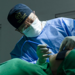 Milton Seigi Hayashi explica como a rinoplastia masculina valoriza a harmonia facial mantendo a autenticidade e a força dos traços.