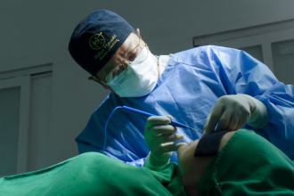 Milton Seigi Hayashi explica como a rinoplastia masculina valoriza a harmonia facial mantendo a autenticidade e a força dos traços.