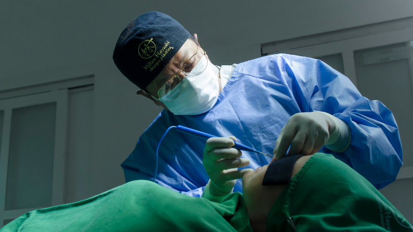 Milton Seigi Hayashi explica como a rinoplastia masculina valoriza a harmonia facial mantendo a autenticidade e a força dos traços.