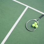 Teciomar Ábila analisa como cada tipo de superfície — saibro, grama e piso rápido — transforma o jogo e redefine cada estratégia no tênis.