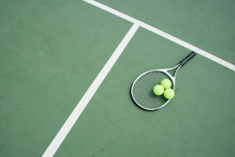 Teciomar Ábila analisa como cada tipo de superfície — saibro, grama e piso rápido — transforma o jogo e redefine cada estratégia no tênis.