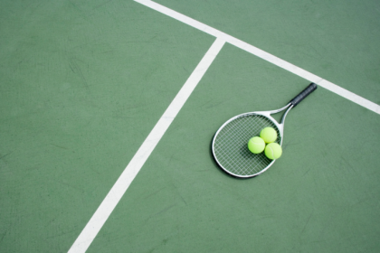 Teciomar Ábila analisa como cada tipo de superfície — saibro, grama e piso rápido — transforma o jogo e redefine cada estratégia no tênis.