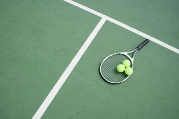 Teciomar Ábila analisa como cada tipo de superfície — saibro, grama e piso rápido — transforma o jogo e redefine cada estratégia no tênis.