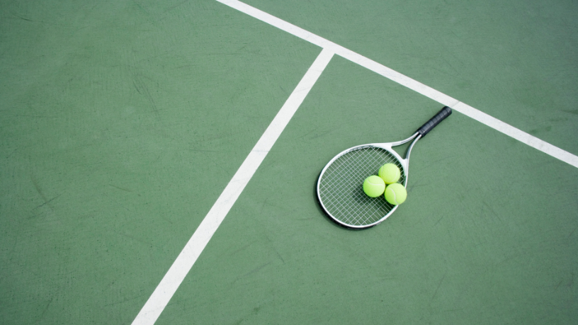 Teciomar Ábila analisa como cada tipo de superfície — saibro, grama e piso rápido — transforma o jogo e redefine cada estratégia no tênis.