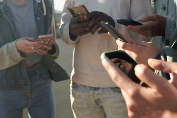 Vídeo Falso com Policial de Nova York e Agentes do ICE Gerado por Inteligência Artificial Viraliza e Alerta para Desinformação