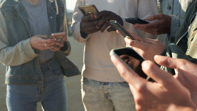 Vídeo Falso com Policial de Nova York e Agentes do ICE Gerado por Inteligência Artificial Viraliza e Alerta para Desinformação