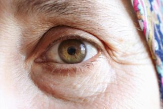 Confira com Alexandre Costa Pedrosa quais são os cuidados essenciais para manter a saúde ocular em meio ao uso constante de telas digitais.