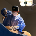 Milton Seigi Hayashi apresenta as indicações clínicas das cirurgias de contorno corporal.