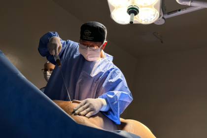 Milton Seigi Hayashi apresenta as indicações clínicas das cirurgias de contorno corporal.