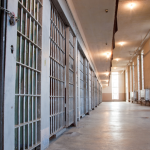 Policiais são presos após morte de comerciante em abordagem no Rio e reacendem debate sobre violência policial e responsabilidade do Estado