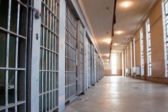 Policiais são presos após morte de comerciante em abordagem no Rio e reacendem debate sobre violência policial e responsabilidade do Estado