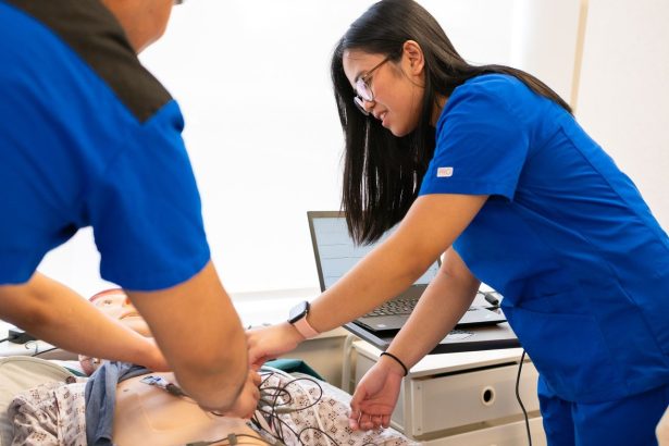 Estudantes da área da saúde praticam atendimento em um manequim médico durante treinamento em laboratório de simulação.