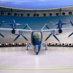 Protótipo de aeronave elétrica eVTOL com hélices exposto em ambiente interno