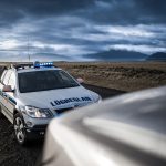 Viatura policial em uma estrada, representando uma operação de fiscalização e investigação.