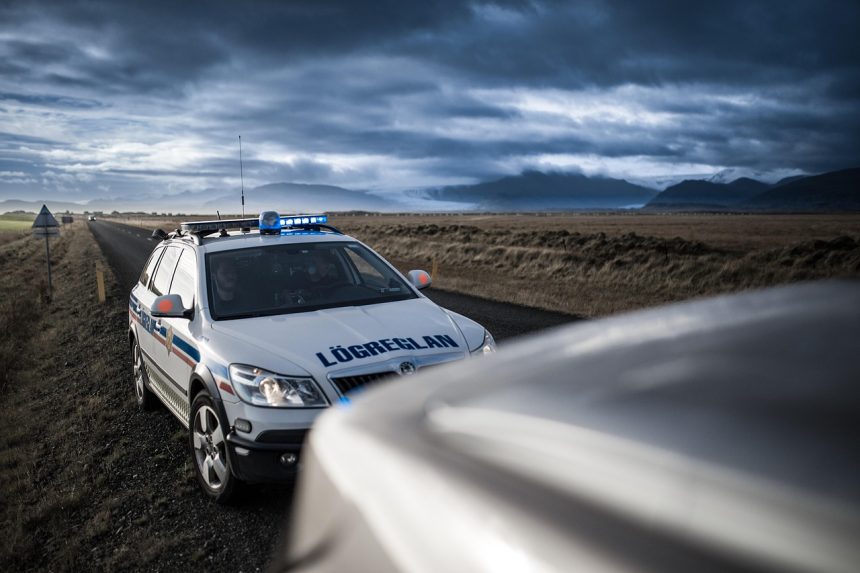 Viatura policial em uma estrada, representando uma operação de fiscalização e investigação.