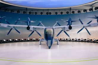 Protótipo de aeronave elétrica eVTOL com hélices exposto em ambiente interno