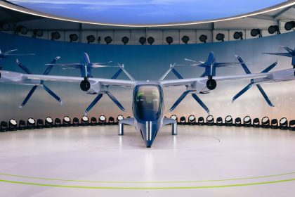 Protótipo de aeronave elétrica eVTOL com hélices exposto em ambiente interno