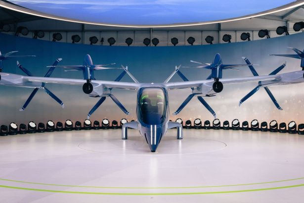 Protótipo de aeronave elétrica eVTOL com hélices exposto em ambiente interno