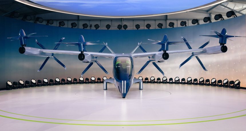 Protótipo de aeronave elétrica eVTOL com hélices exposto em ambiente interno
